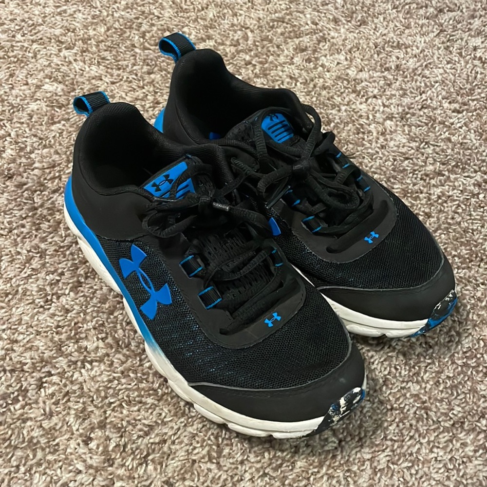 Under Armour Boys shoes sz 6y